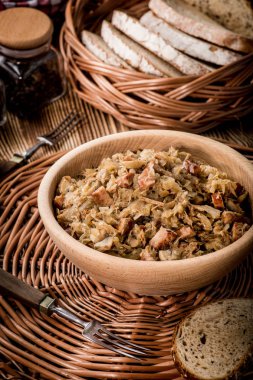 Bigos - etli lahana, kurutulmuş mantar ve füme sosis. Geleneksel Polonya mutfağı..