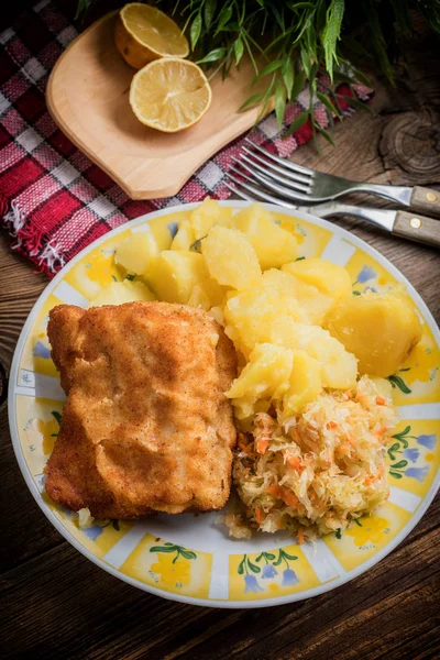 Sült Tőkehalfilé Főtt Burgonyával Zöldségsalátával — Stock Fotó