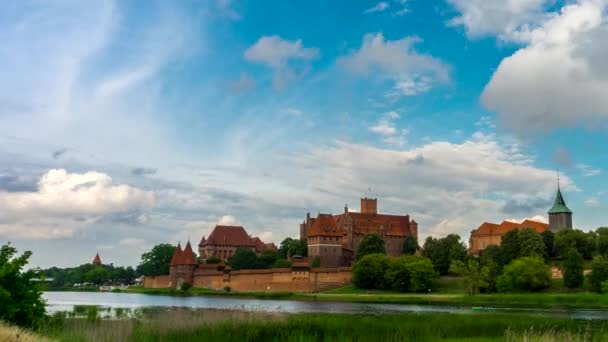 Timelapse Widok Średniowieczny Zamek Malborku Odbicia Rzece — Wideo stockowe