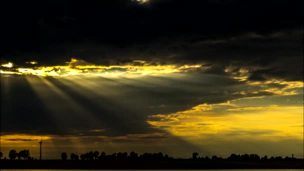 Faixas Pôr Sol Atravessam Nuvens Intervalo Tempo — Vídeo de Stock