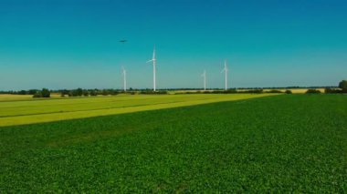 Rüzgar türbinleri alternatif enerji üretiyor. 