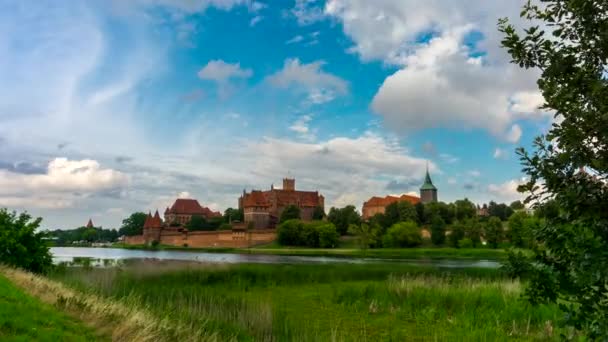 Timelapse 一个中世纪城堡的看法在 Malbork 与反射在河里 — 图库视频影像