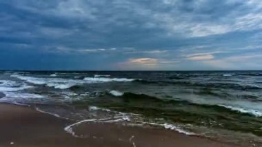 4 k timelapse. Dalgalar sahile geliyor. Baltık Denizi, Polonya.