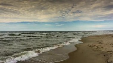 4 k timelapse. Dalgalar sahile geliyor. Baltık Denizi, Polonya.