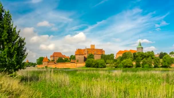 Timelapse Перегляд Середньовічного Замку Місті Malbork Відображенням Річці — стокове відео