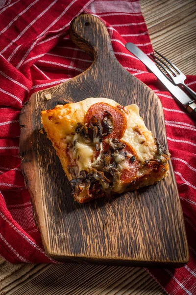Pezzo Pizza Fatta Casa Sul Tagliere — Foto Stock