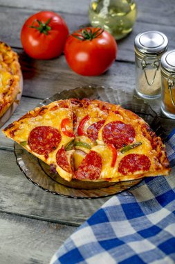 Pizza pepperonisi parçalara ayrılmış. Seçici odak.