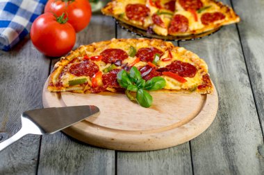 Pizza pepperonisi parçalara ayrılmış. Seçici odak.