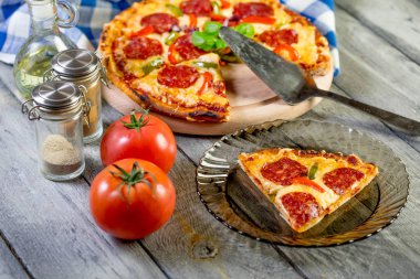 Pizza pepperonisi parçalara ayrılmış. Seçici odak.