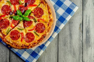 Pizza pepperonisi parçalara ayrılmış. Seçici odak.