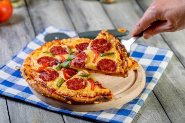 Pizza pepperonisi parçalara ayrılmış. Seçici odak.