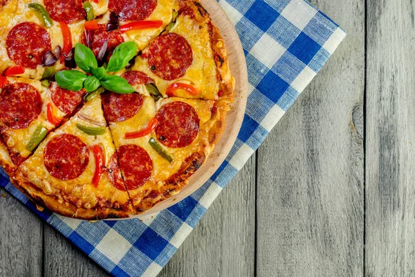 Pizza Pepperoni Pocięta Kawałki Skupienie Selektywne — Zdjęcie stockowe
