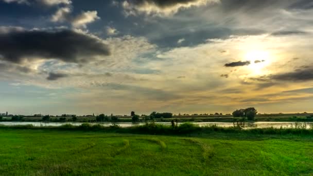 Wolken Stroomt Hemel Bij Zonsondergang Rivier Vistula Timelapse — Stockvideo