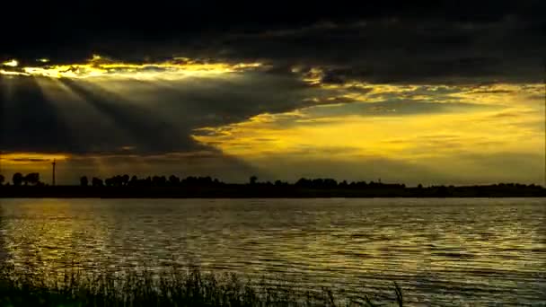 Schlieren Der Untergehenden Sonne Dringen Durch Die Wolken Zeitraffer — Stockvideo