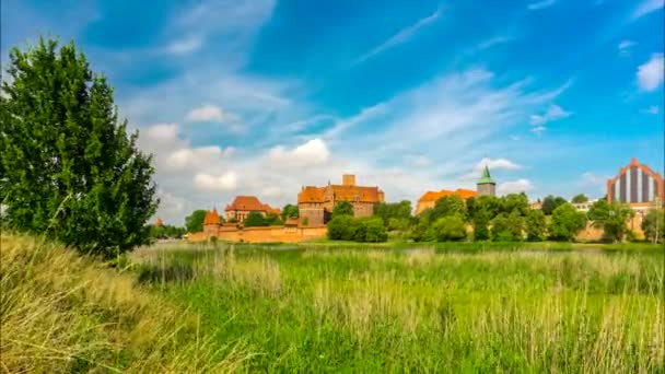 Timelapse 一个中世纪城堡的看法在 Malbork 与反射在河里 — 图库视频影像