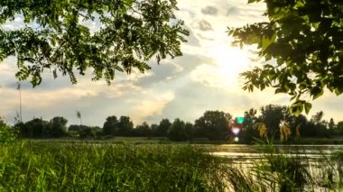 Gün batımı Nogat nehir bankadan gördün. 4 k timelapse.