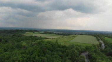 Tarımsal alan üzerinde uçan hava görüntüleri.