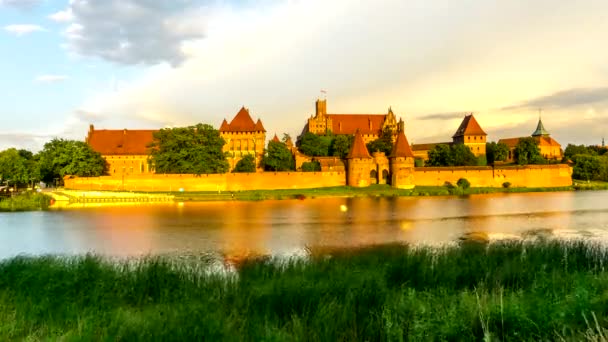 Timelapse Vista Castelo Medieval Malbork Com Reflexo Rio — Vídeo de Stock