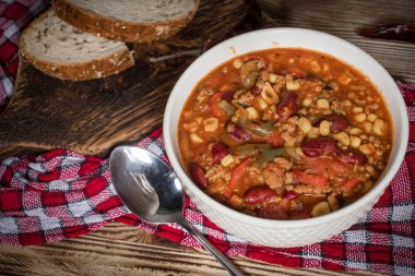 Kavanozda Meksika biberi. Seçici odak.