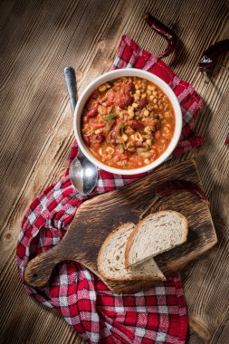 Kavanozda Meksika biberi. Seçici odak.