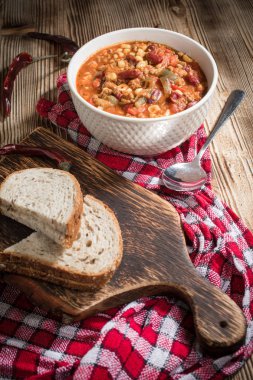 Kavanozda Meksika biberi. Seçici odak.