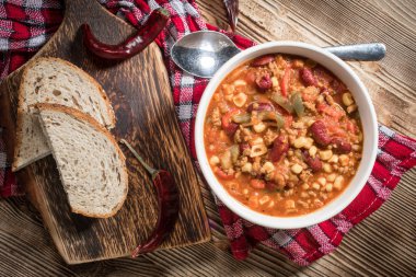 Kavanozda Meksika biberi. Seçici odak.