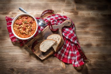 Kavanozda Meksika biberi. Seçici odak.