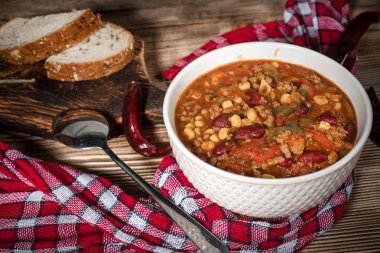 Kavanozda Meksika biberi. Seçici odak.