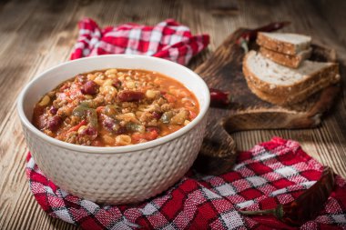 Kavanozda Meksika biberi. Seçici odak.