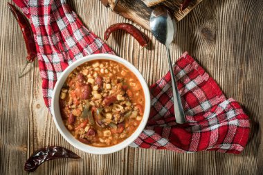 Kavanozda Meksika biberi. Seçici odak.