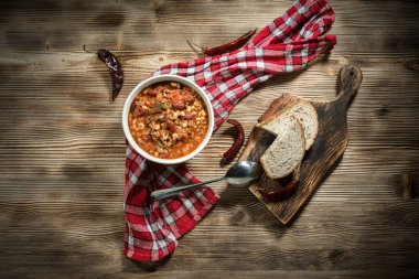 Kavanozda Meksika biberi. Seçici odak.