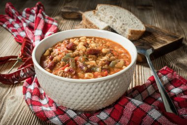 Kavanozda Meksika biberi. Seçici odak.