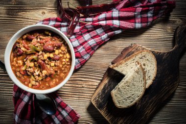 Kavanozda Meksika biberi. Seçici odak.