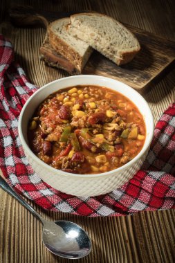 Kavanozda Meksika biberi. Seçici odak.