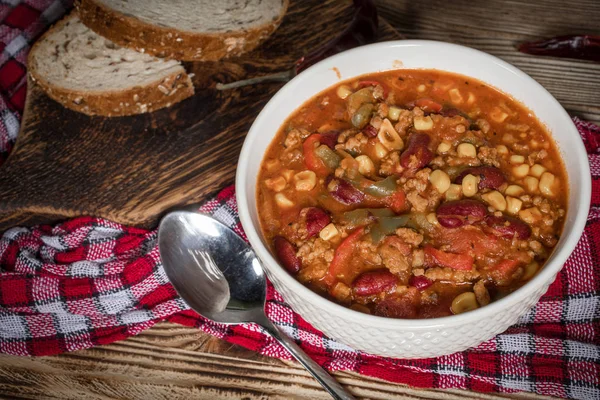 Kavanozda Meksika biberi. Seçici odak.