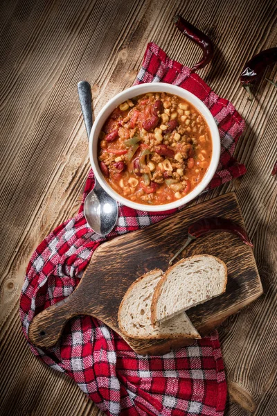 Kavanozda Meksika biberi. Seçici odak.