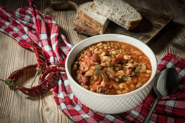 Kavanozda Meksika biberi. Seçici odak.