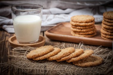 Taze pişmiş yulaf bisküvi ahşap masa üzerinde yığını.
