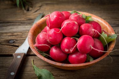 taze turp ahşap kurullarında, closeup büyük grup.