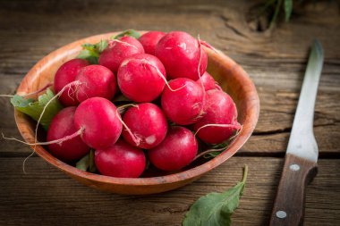 taze turp ahşap kurullarında, closeup büyük grup.