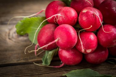 taze turp ahşap kurullarında, closeup büyük grup.
