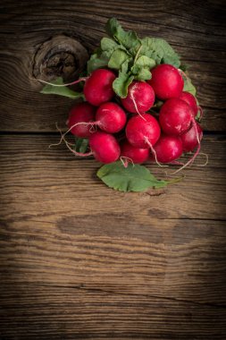 taze turp ahşap kurullarında, closeup büyük grup.