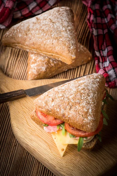Sandwich Triangular Con Queso Jamón Tomate Sobre Una Mesa Madera — Foto de Stock