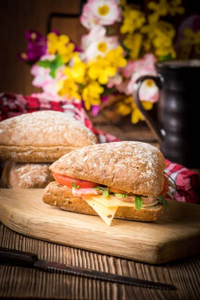 Трикутний Бутерброд Сиром Шинкою Помідорами Дерев Яному Столі — стокове фото