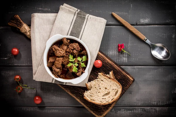 陶磁器の鍋で牛肉肉シチュー トップ ビュー — ストック写真