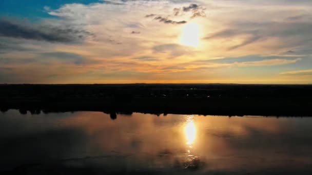 Vistula Nehri Üzerinde Batan Güneşin Işığında — Stok video