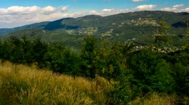 Zaman aralıklı çekim - bulutlar Beskid dağlar üzerinde. Batı Karpatlar, Polonya.