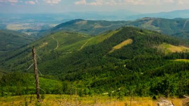 Zaman aralıklı çekim - bulutlar Beskid dağlar üzerinde. Batı Karpatlar, Polonya.