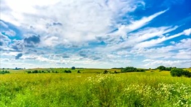 Tecavüz alan ve mavi gökyüzü bulutlu hareket. 4k Timelapse.