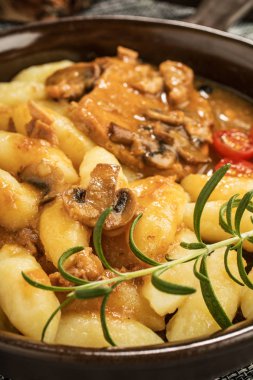 Parlak bir mantar sos haşlanmış domuz pirzolası.